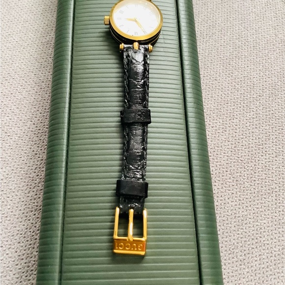 Ladies GUCCI SHELLY LINE watch 🔥🔥🔥 - Picture 3 of 12